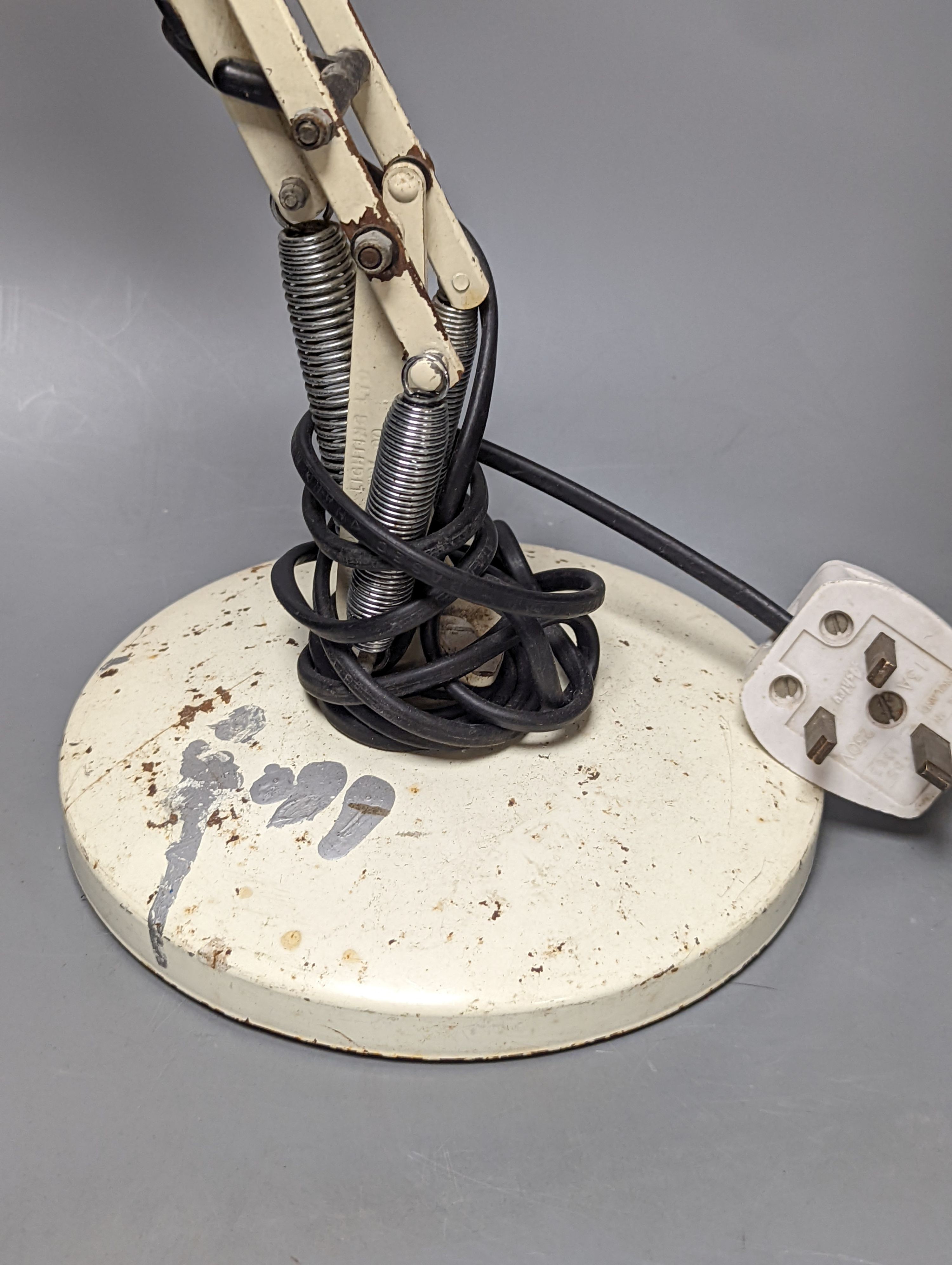 A cream anglepoise lamp